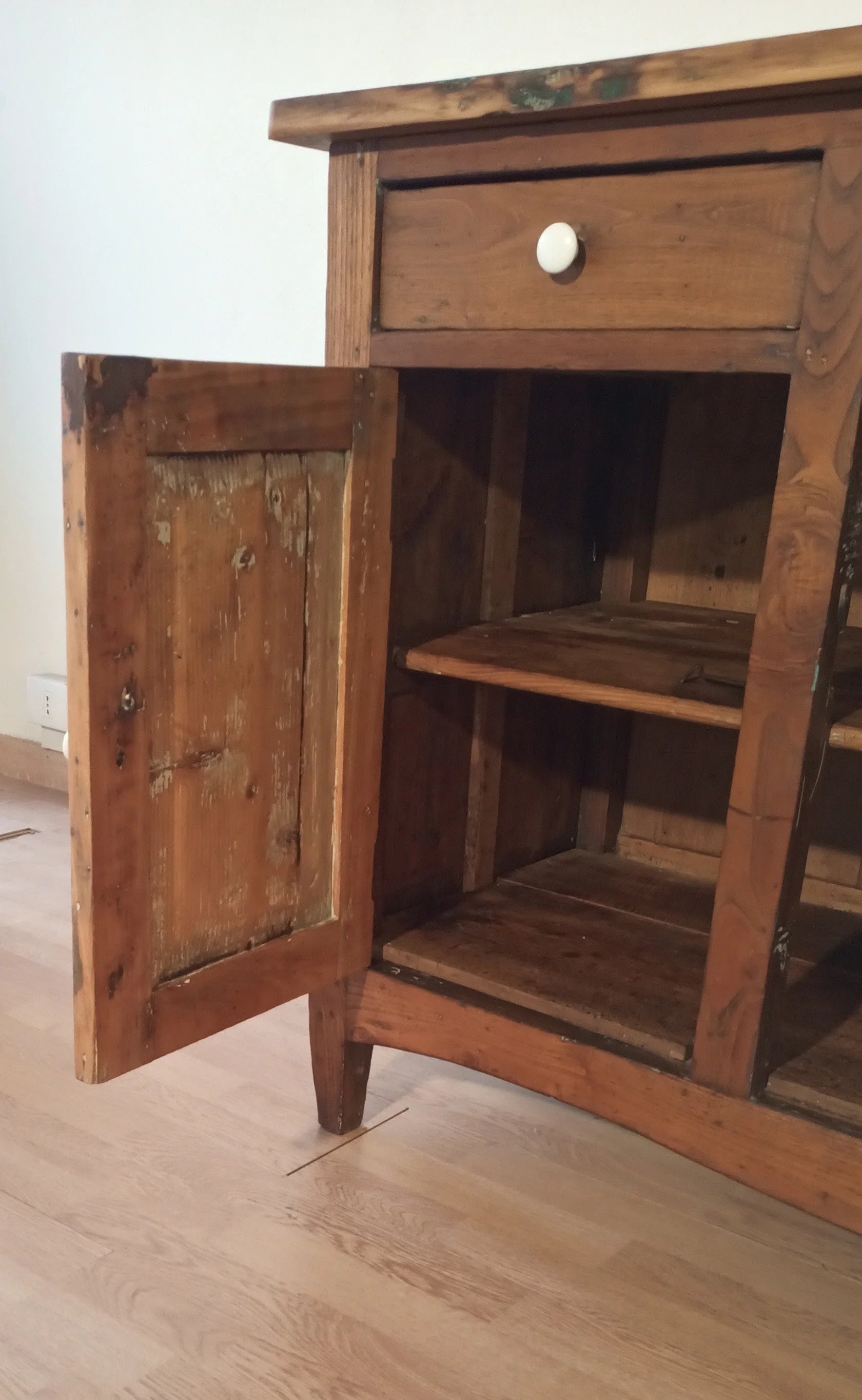 Credenza bassa in pino rustica italia con mobiletto da notte in legno e cassetto aperto fine xix secolo