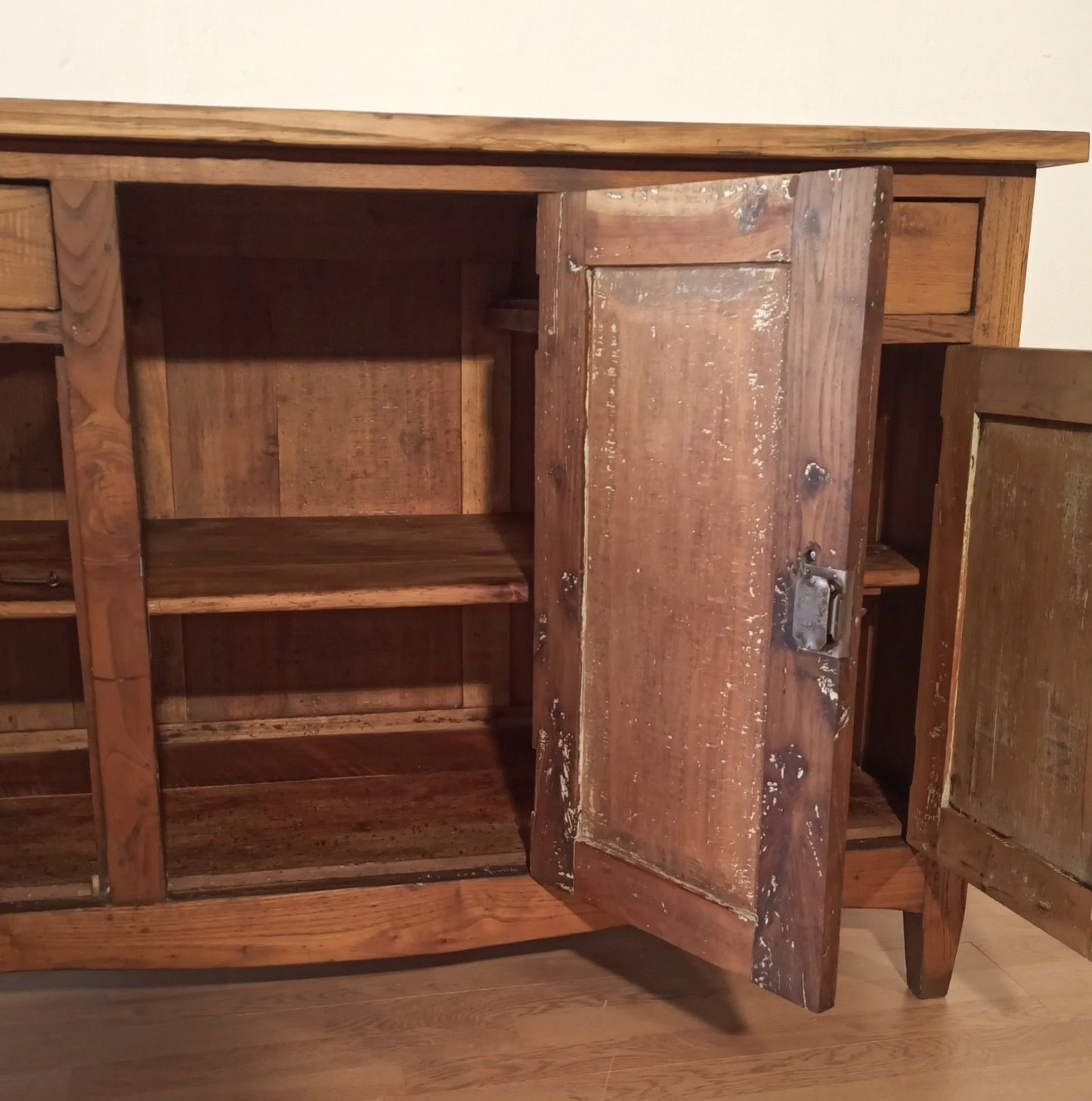 Credenza bassa in pino rustica italia con ante aperte e scaffalature interne in legno chiaro fine xix secolo