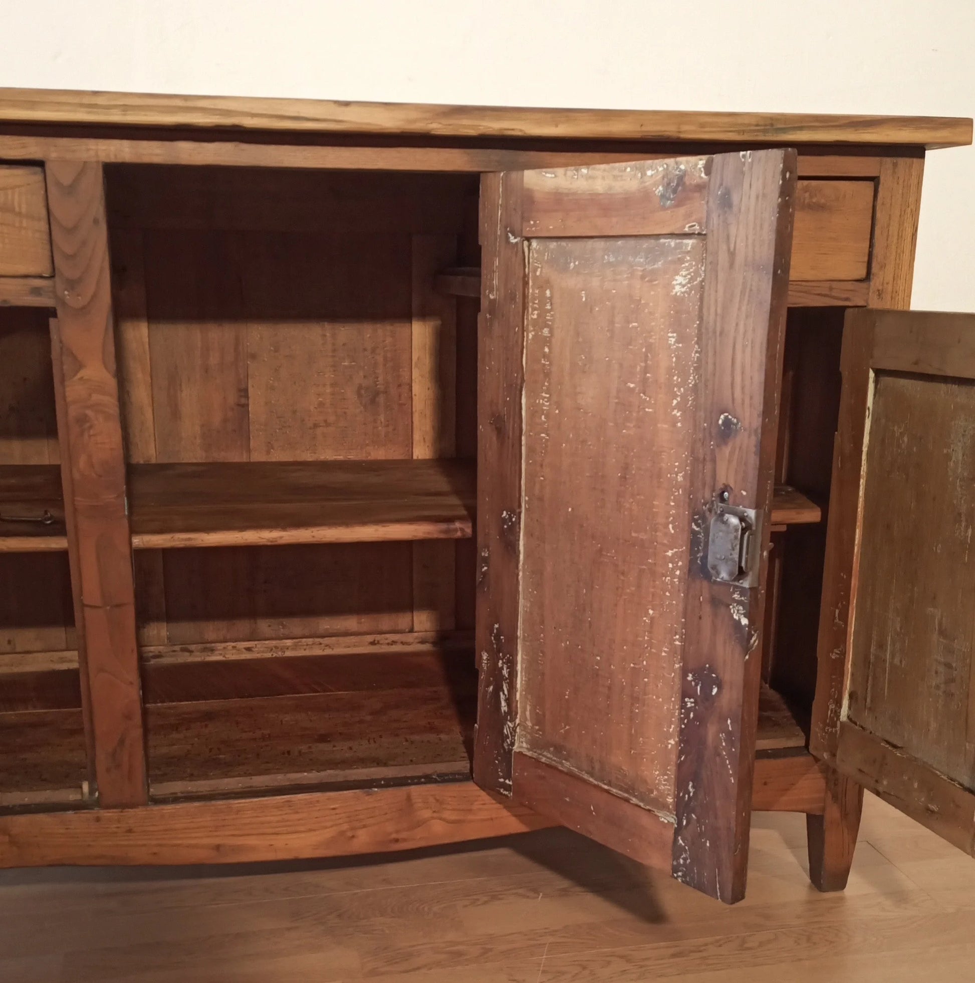 Credenza bassa in pino rustica italia con ante aperte e scaffalature interne in legno chiaro fine xix secolo