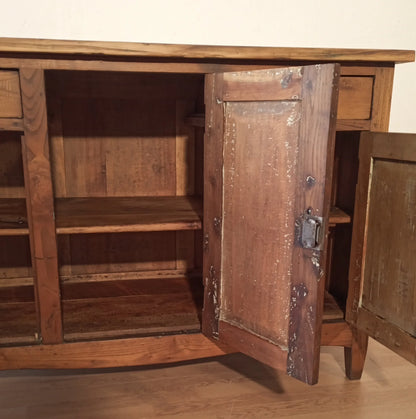 Credenza bassa in pino rustica italia con ante aperte e scaffalature interne in legno chiaro fine xix secolo