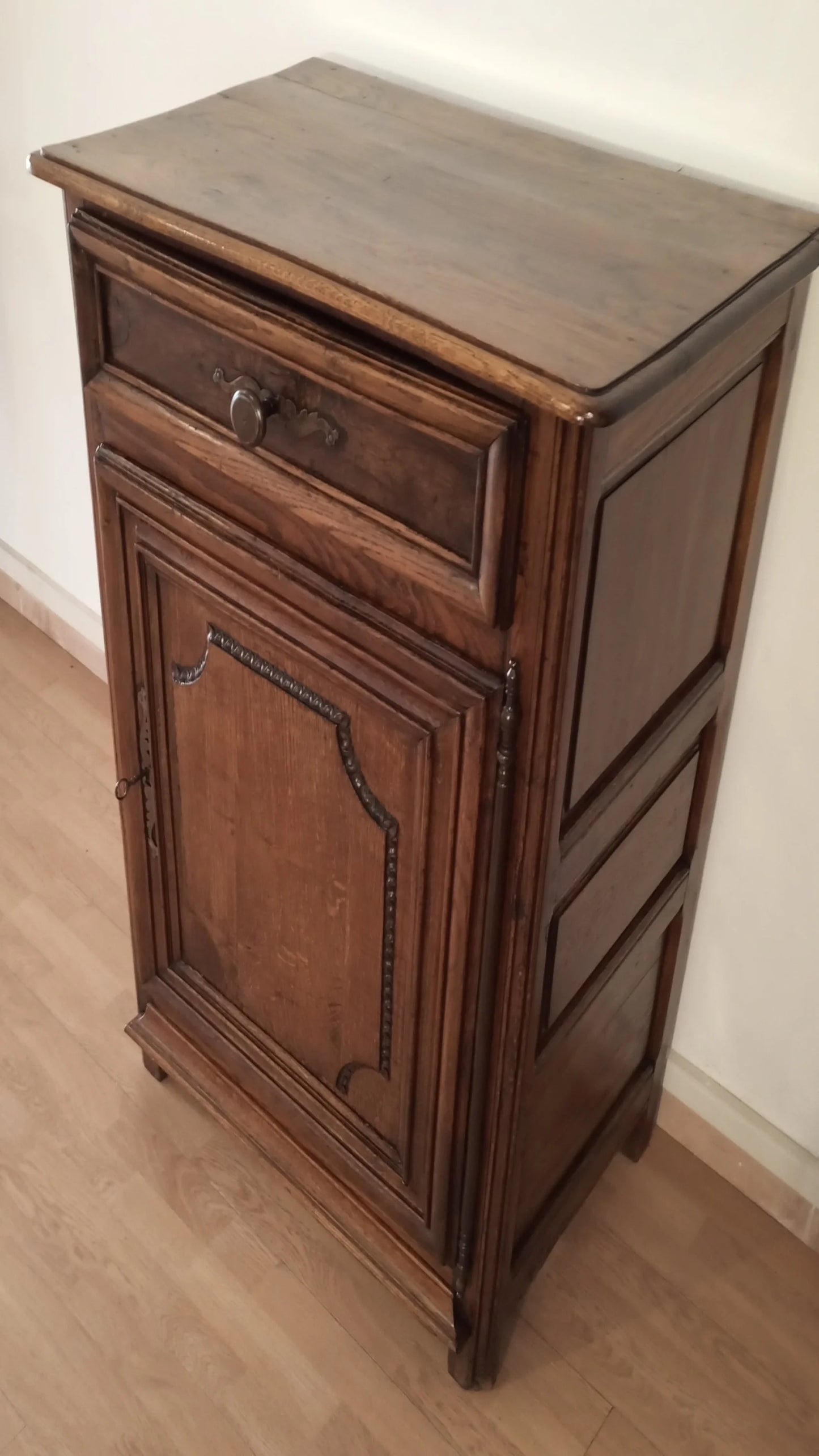 Credenza vintage in rovere con un cassetto e una porta con pannelli intagliati in legno rustico