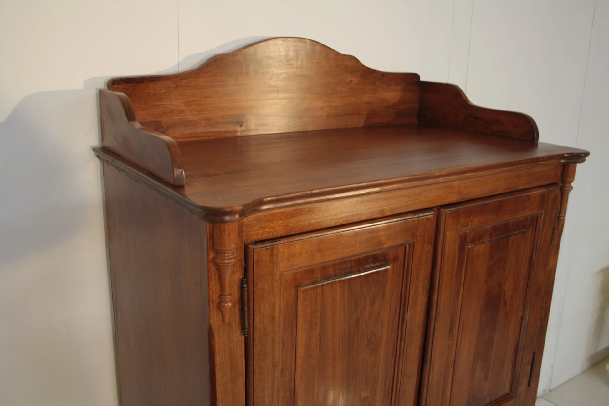 Credenza classica in legno con due ante frontali e schienale decorativo per mobile tv con televisore a scomparsa di dario raia antiquariato vintage