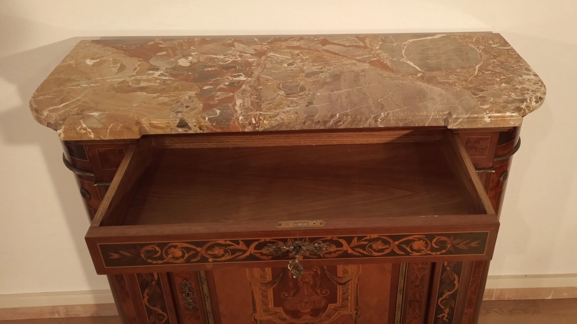 Splendida credenza bassa in legno con intarsi e applicazioni in ottone su piano in marmo del xx secolo