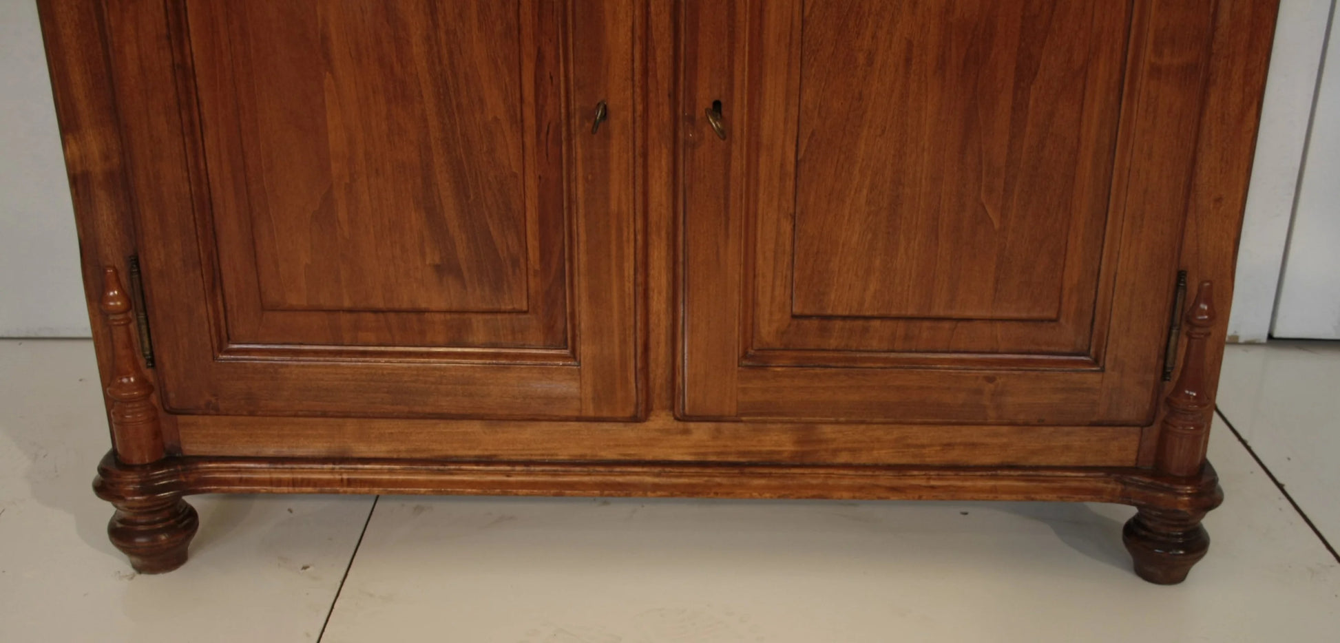 Credenza classica in legno con piedi intagliati e ante doppie per mobile tv con televisore a scomparsa dario raia antiquariato