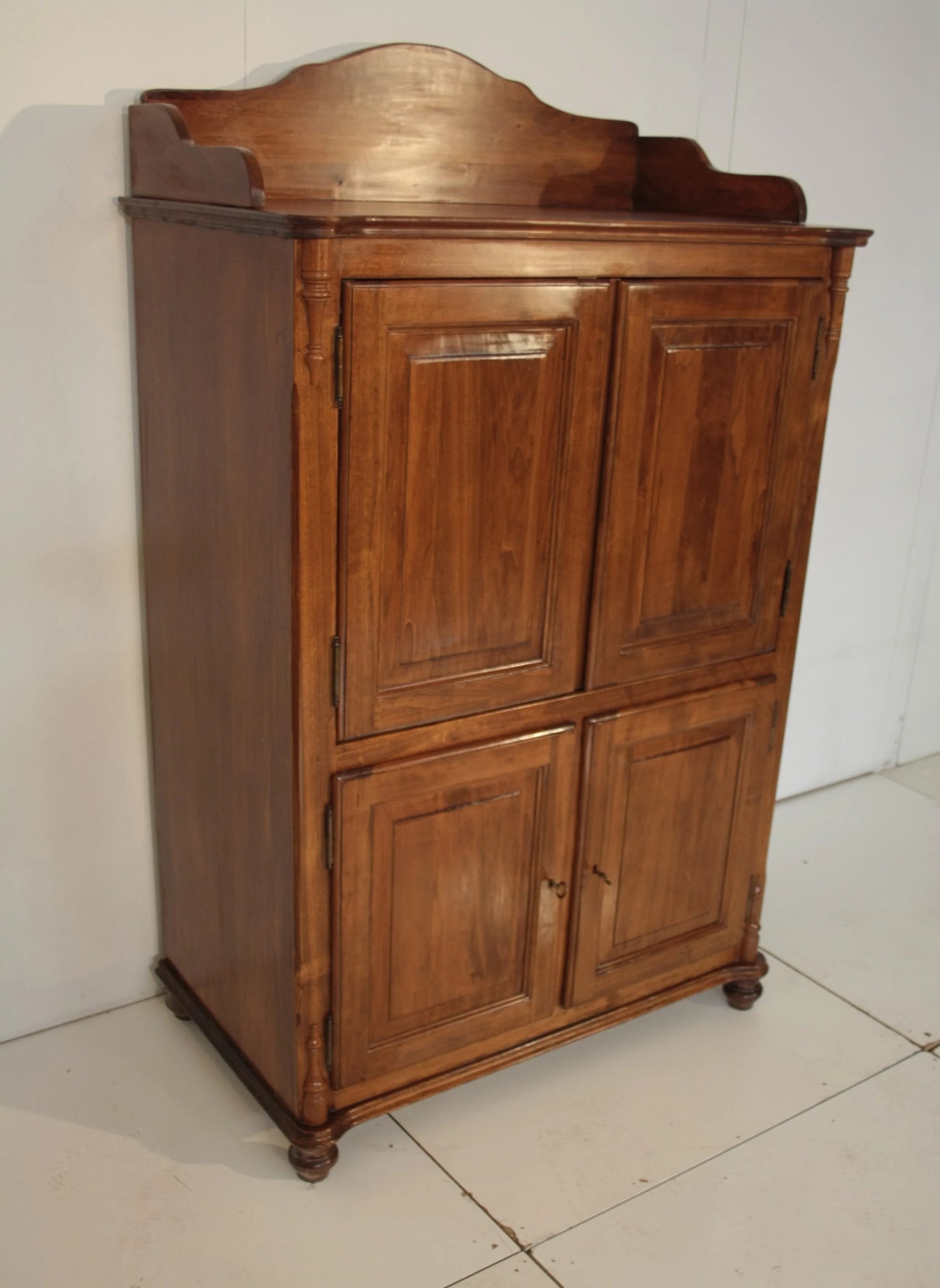 Credenza classica in legno con quattro ante, cimasa decorativa e piedi a cipolla per dario raia antiquariato vintage