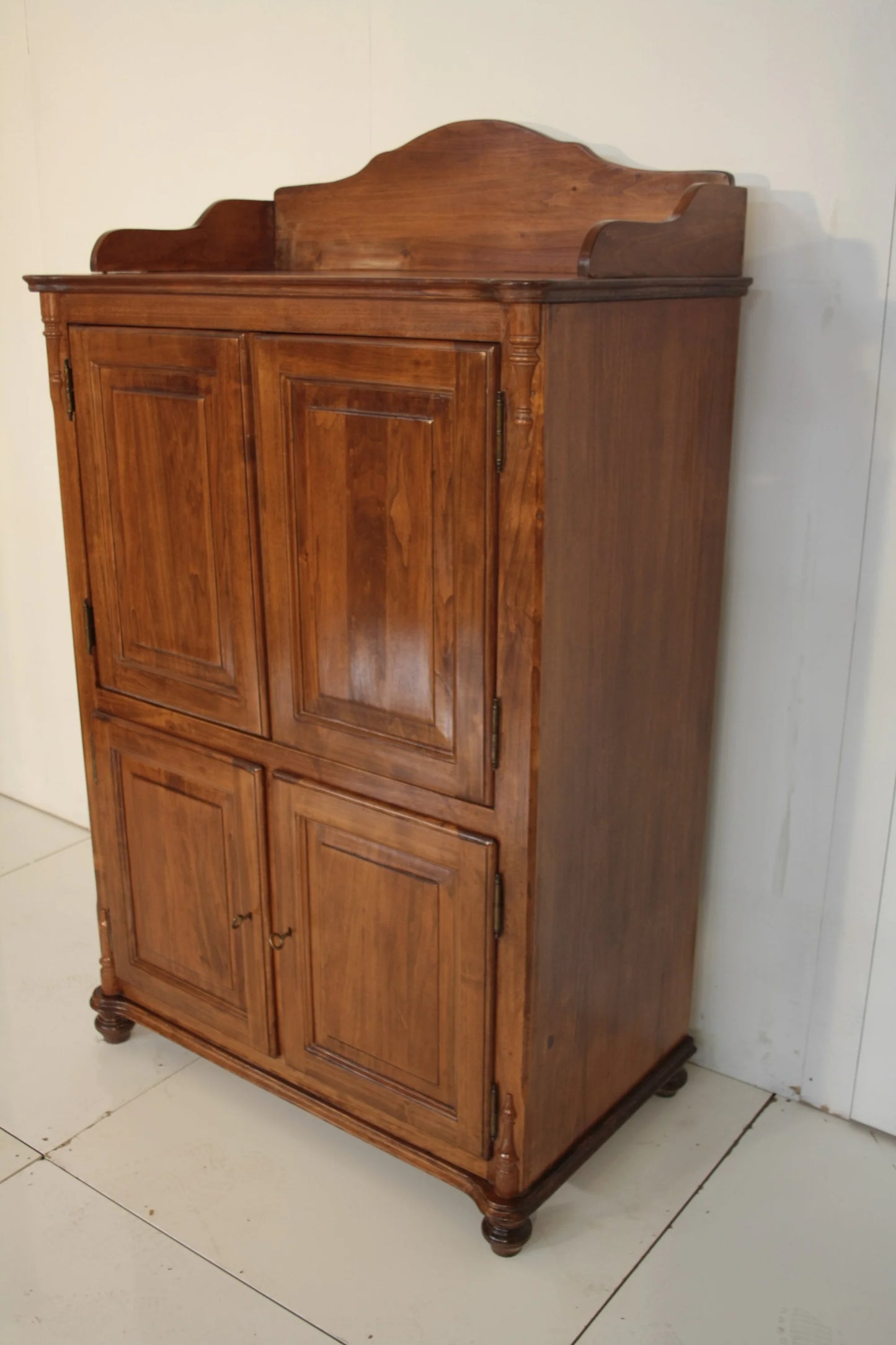 Credenza classica in legno con quattro ante, modanatura decorativa e piedi a cipolla di dario raia antiquariato vintage