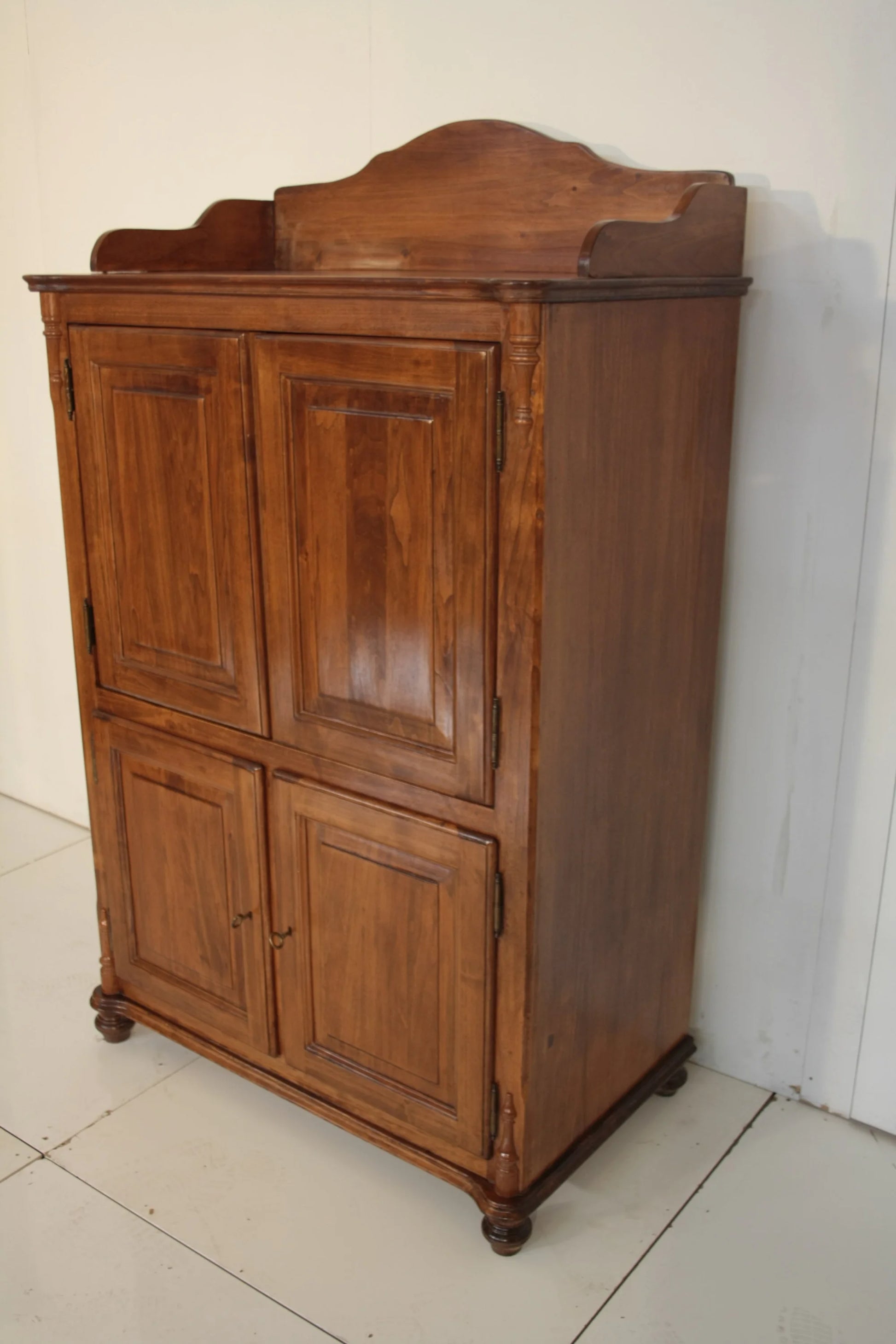 Credenza classica in legno con quattro ante, modanatura decorativa e piedi a cipolla di dario raia antiquariato vintage