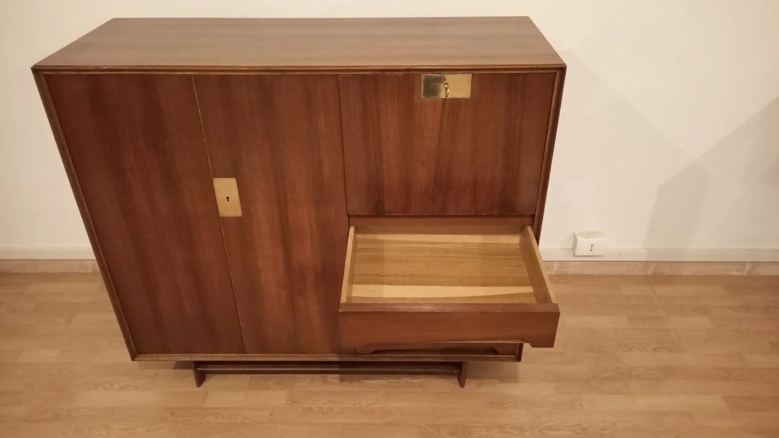 Credenza edmondo palutari restaurata in legno mid-century con cassetto estraibile e maniglie in ottone vintage 1950
