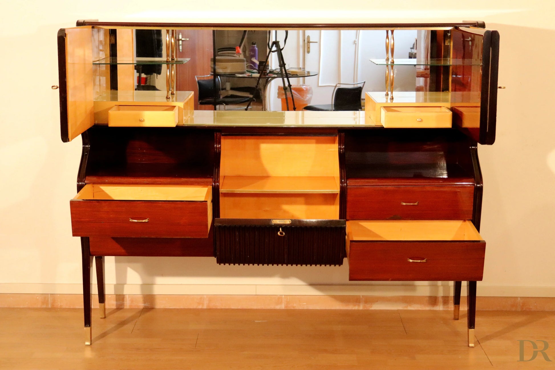 Mid-century sideboard by Osvaldo Borsani in mahogany with a high gloss finish, mirrored top section and glass shelves.