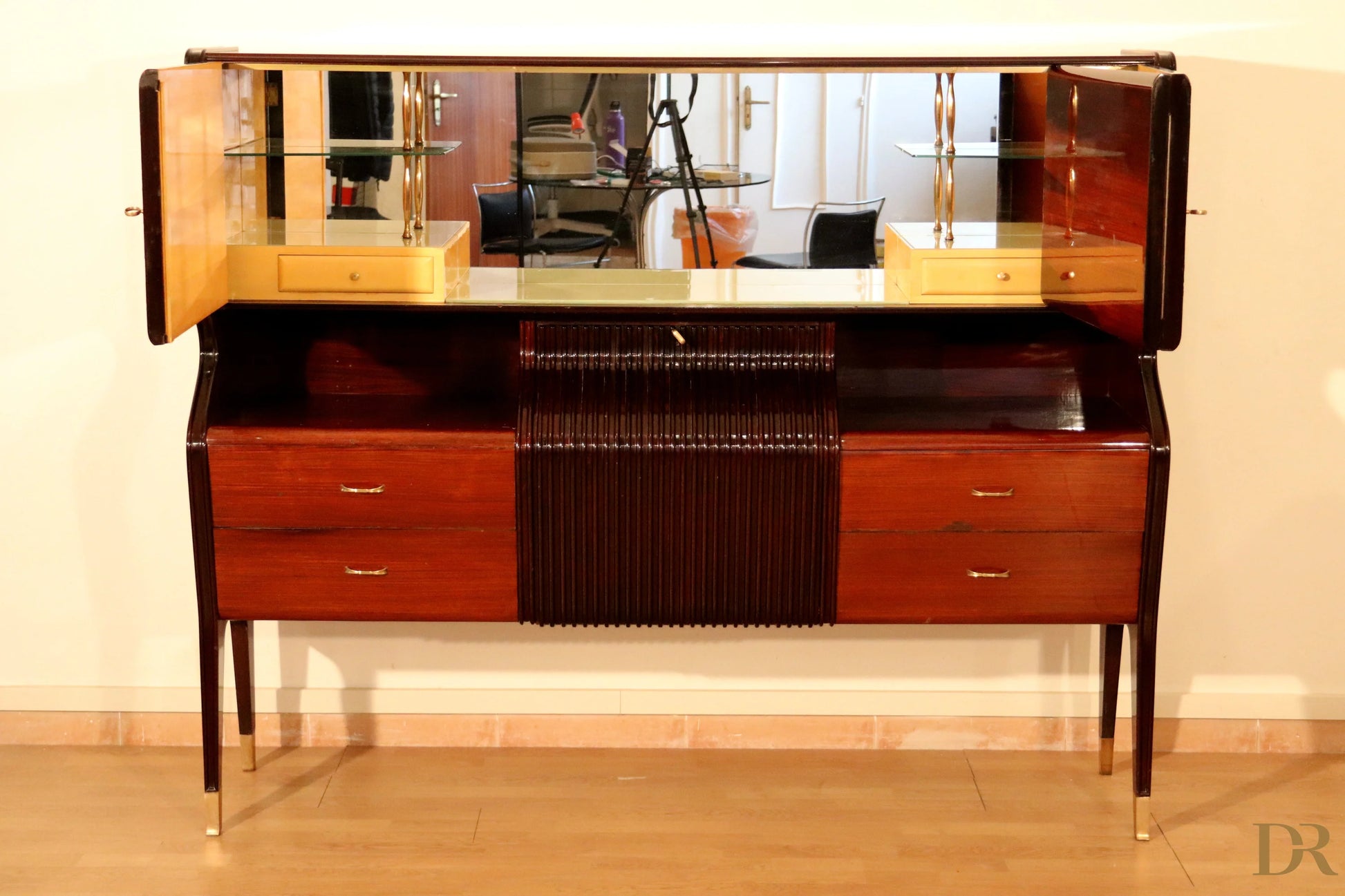 Mid-century sideboard by Osvaldo Borsani in mahogany and maple with a glossy finish and glass, Borsani furniture Varedo