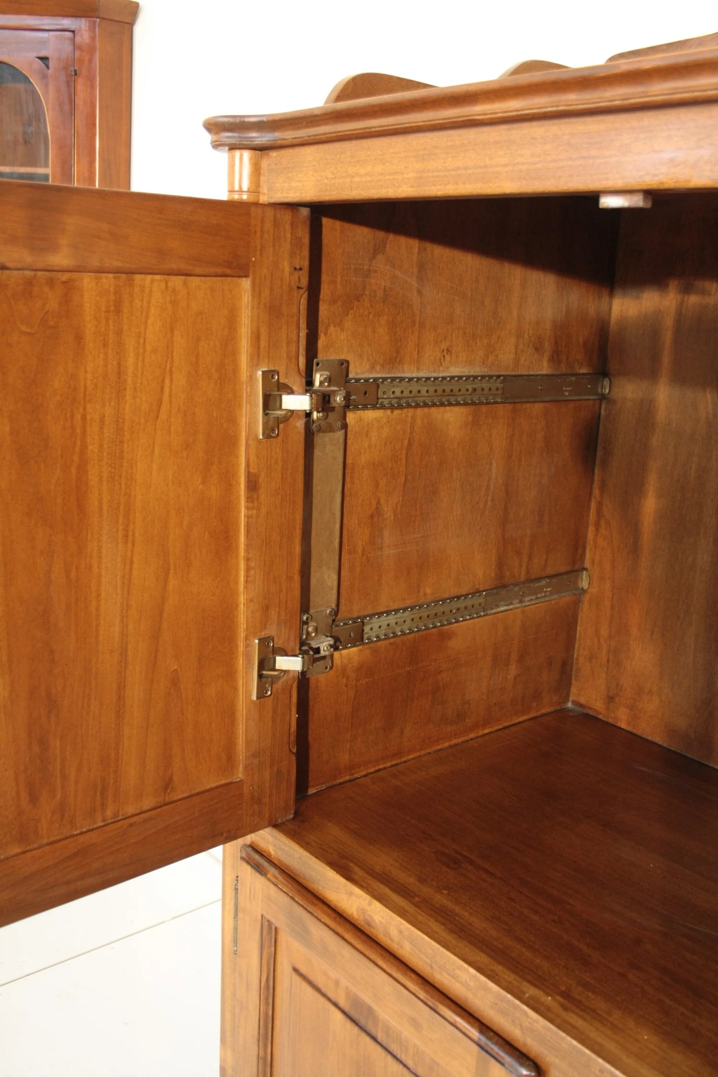 Cabinet door in legno con due cerniere metalliche montate nella credenza classica di dario raia antiquariato vintage