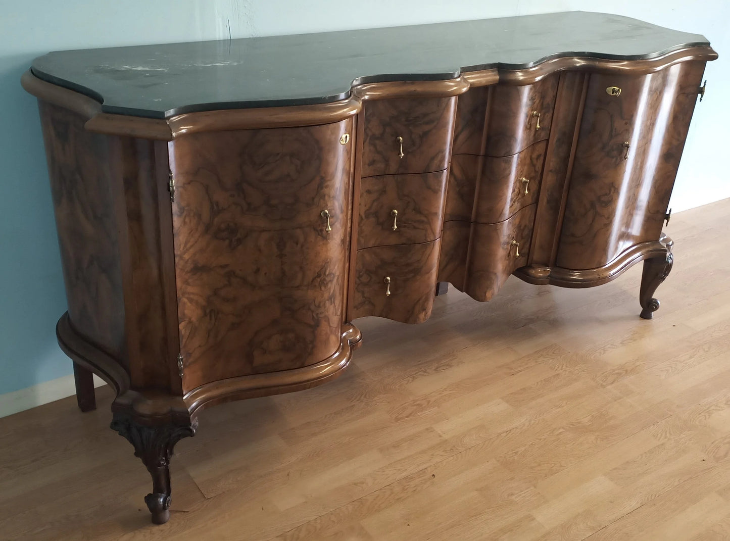 Credenza bassa chippendale in radica di noce con cassetti curvi e gambe scolpite in legno antico decorativo