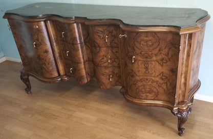 Credenza bassa chippendale in radica di noce con intagli decorativi e gambe a cabriole in legno curvato ornato