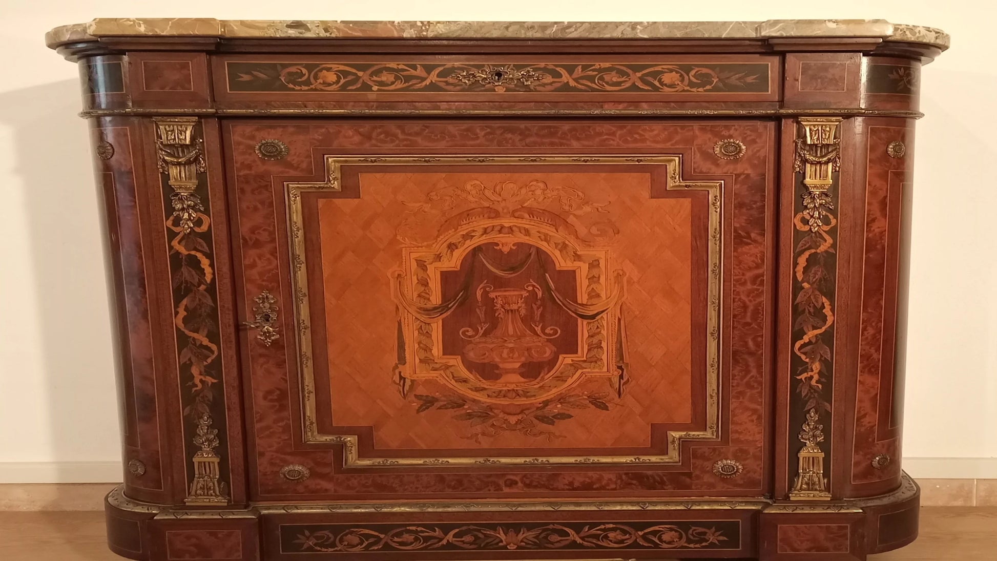 Splendida credenza bassa con piano in marmo, intarsi in legno e applicazioni in ottone, XX secolo