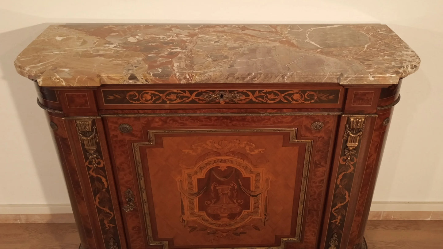 Splendida credenza bassa intarsiata con applicazioni in ottone e piano in marmo in varie essenze di legno del xx secolo