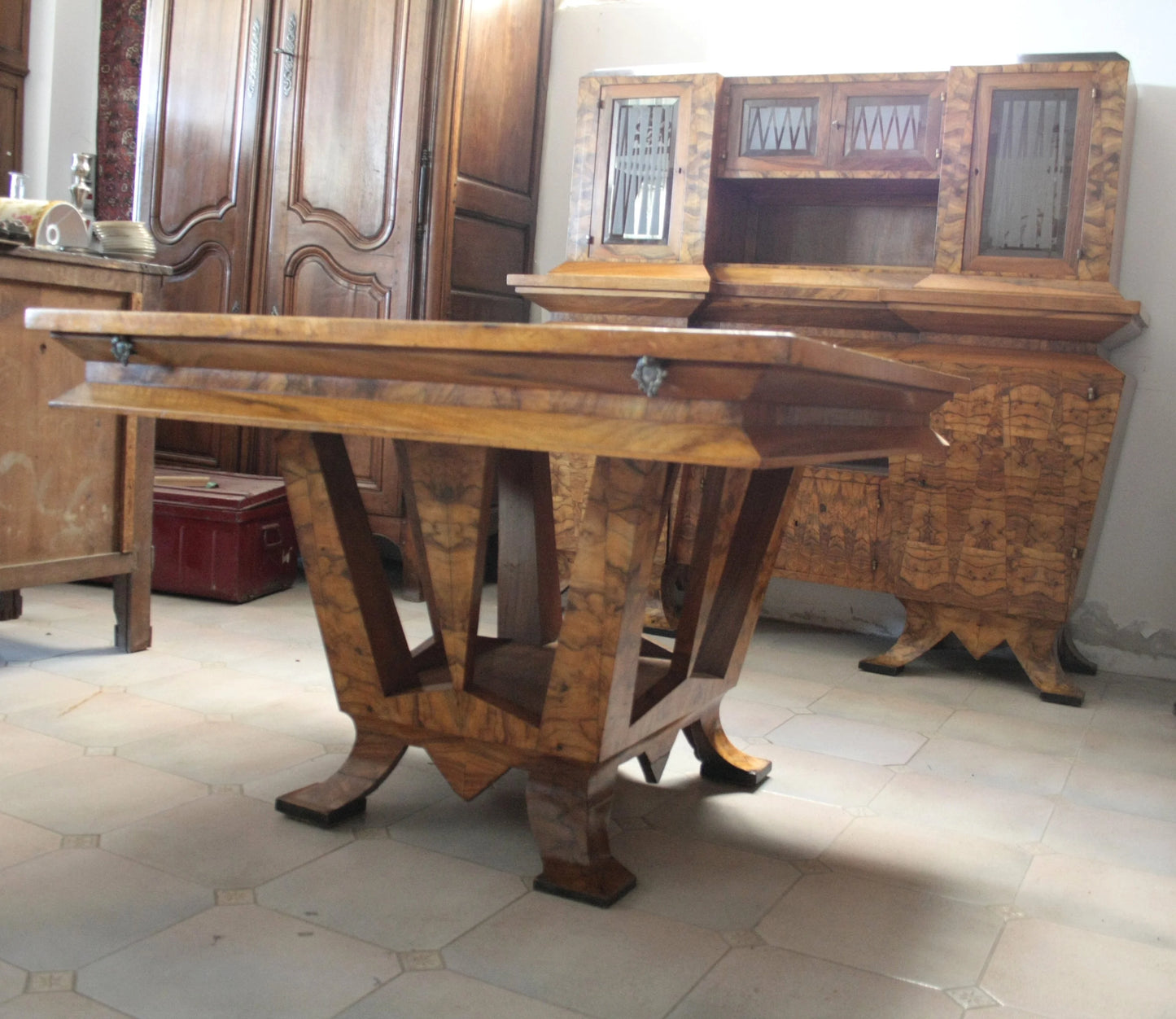 Tavolo art decò in legno intagliato realizzato a roma per il ministro bottai nel 1933 con iscrizione decorativa