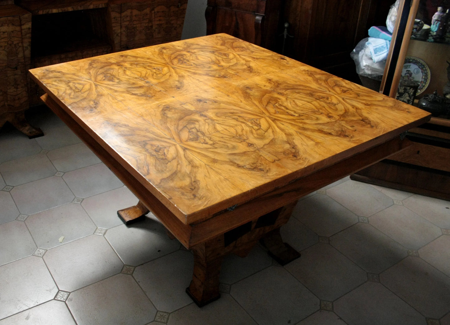Tavolo art decò in legno intagliato realizzato a roma per il ministro bottai nel 1933 con iscrizione elegante