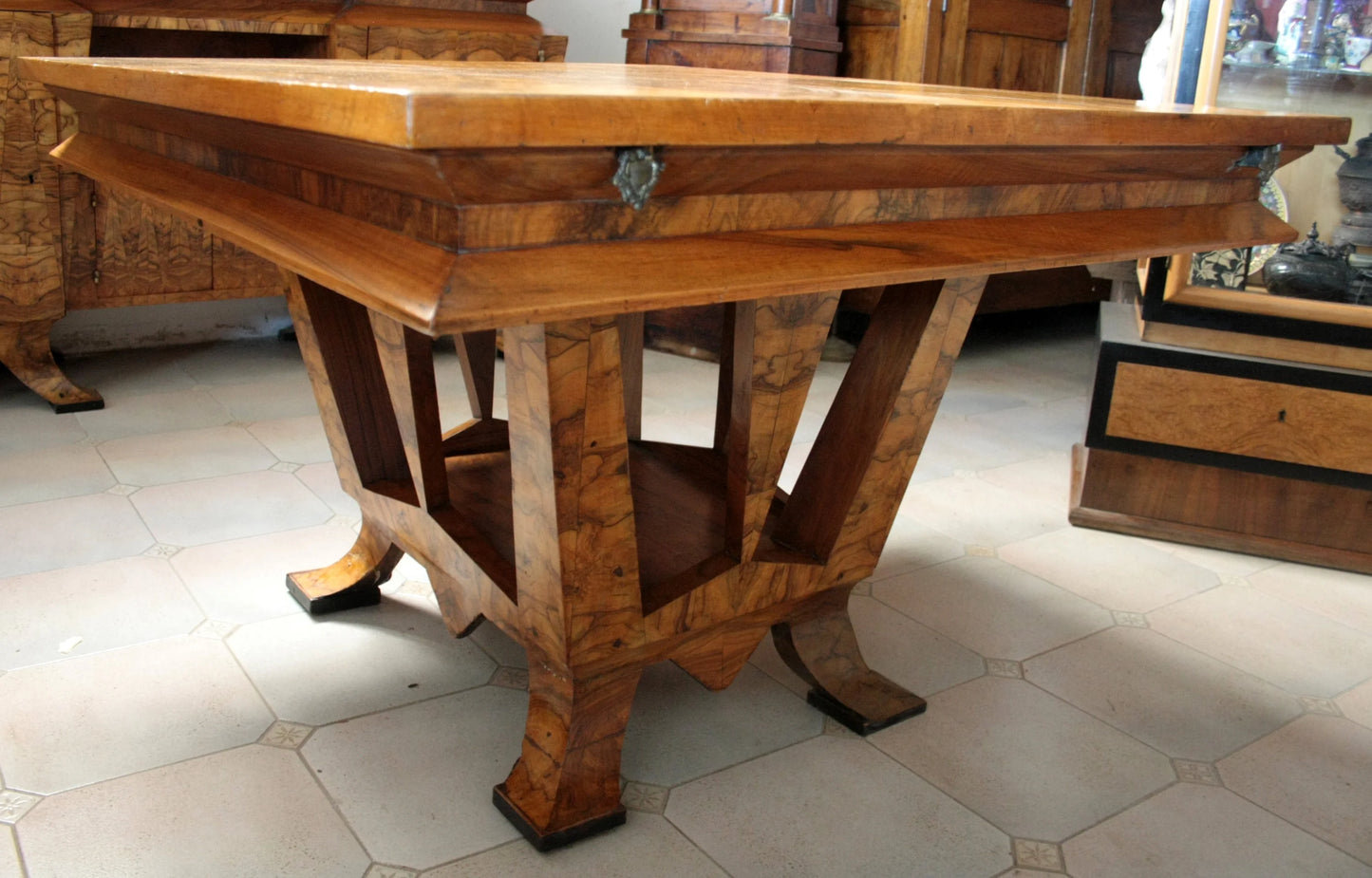 Tavolo art decò in legno intagliato, roma realizzato per il ministro bottai nel 1933 con iscrizione elegante