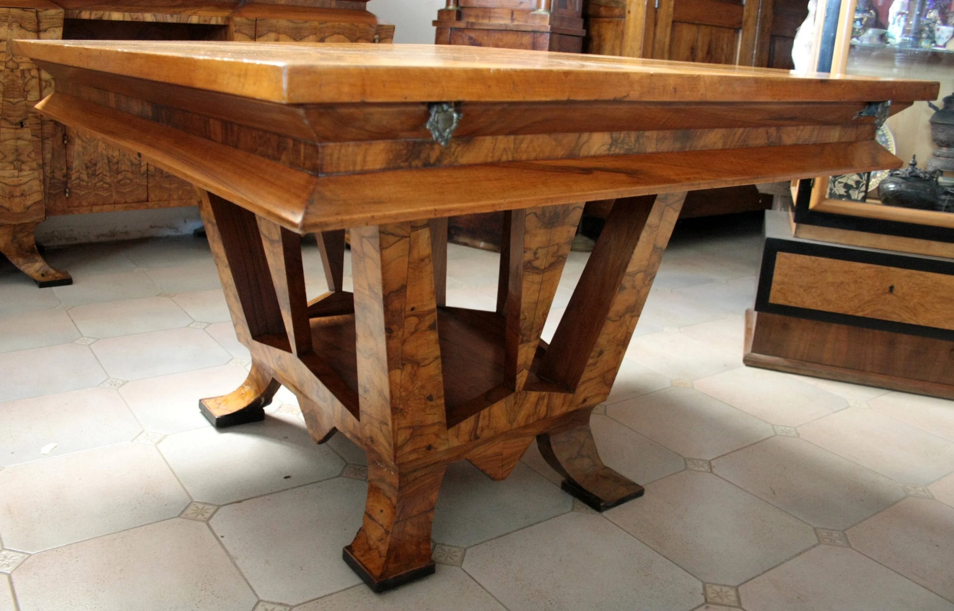 Tavolo art decò in legno intagliato, roma realizzato per il ministro bottai nel 1933 con iscrizione elegante