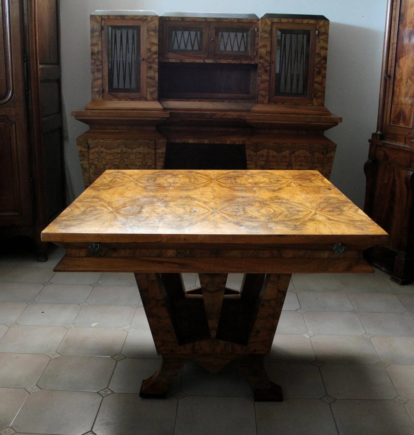 Tavolo art decò in legno intagliato realizzato a roma per il ministro bottai nel 1933 con iscrizione decorativa