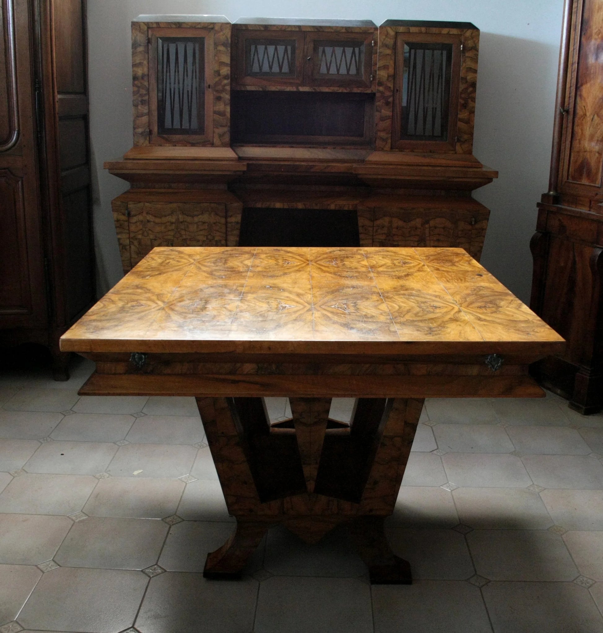 Tavolo art decò in legno intagliato realizzato a roma per il ministro bottai nel 1933 con iscrizione decorativa