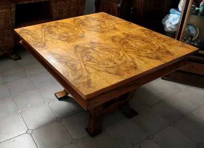 Tavolo art decò in legno quadrato con piano decorato realizzato a roma per il ministro bottai nel 1933 con iscrizione