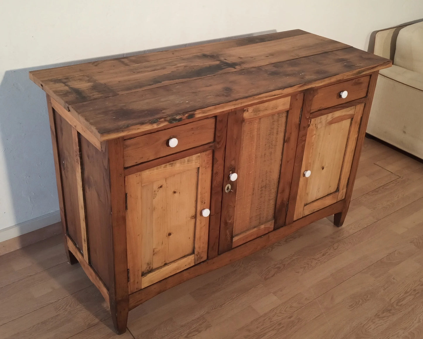 Credenza bassa pino rustica italia con due cassetti e due ante in legno con pomelli bianchi fine xix secolo