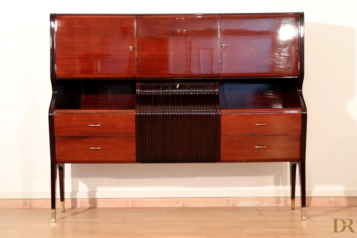 Mid-century sideboard by Osvaldo Borsani in polished mahogany with vertical slatted panel, Borsani furniture Varedo