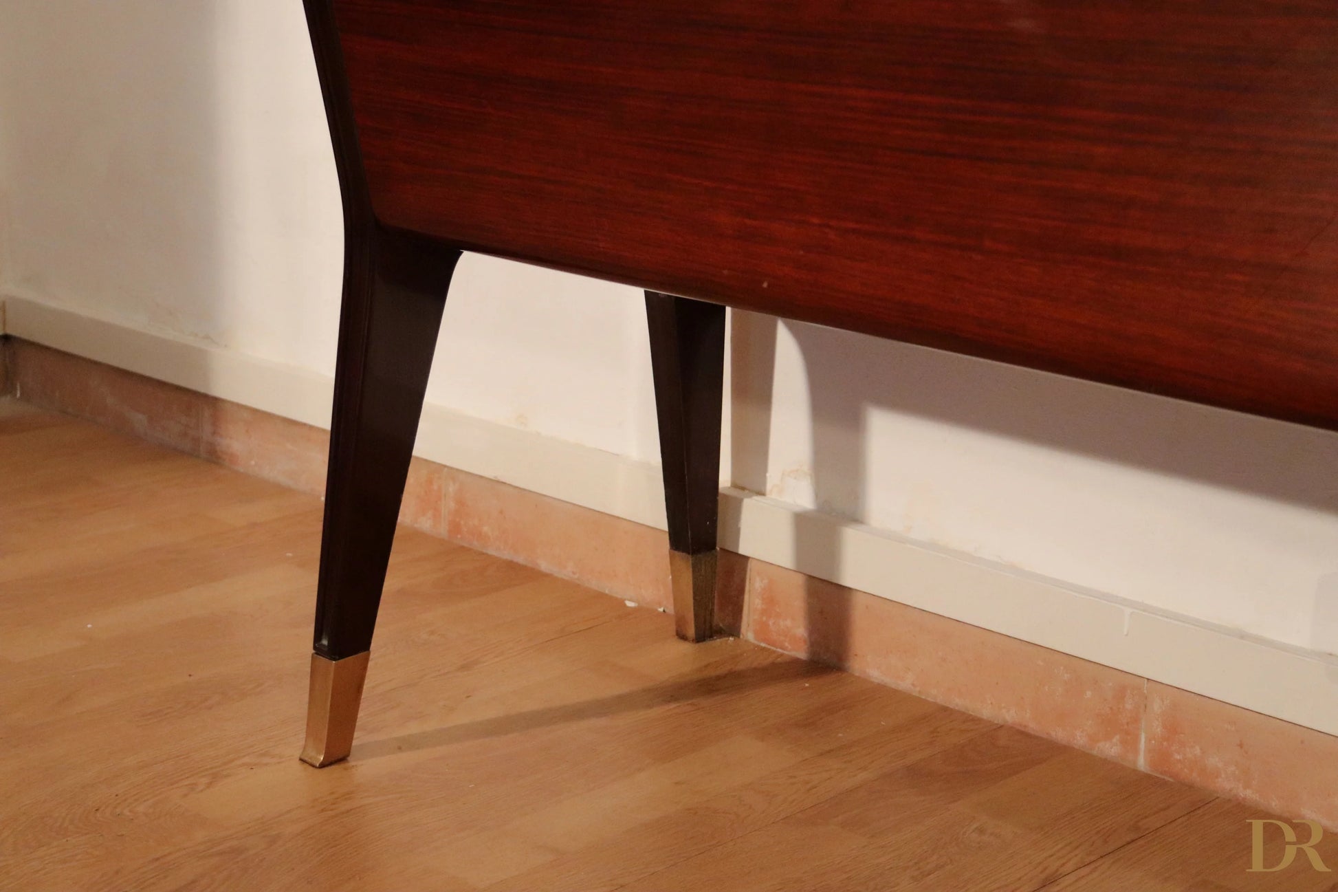 Credenza di Osvaldo Borsani in mogano con gambe nere svasate e punte ottone design italiano modernista anni 50