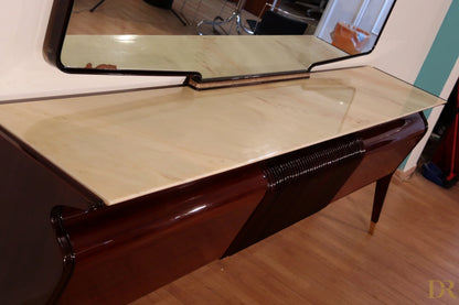Credenza di Osvaldo Borsani in mogano con piano in marmo beige e specchio integrato design italiano modernista anni 50