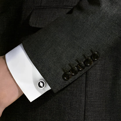 Cufflink in acciaio silver con emblem diamond nero su polso di camicia bianca grande personaggi homage a the great gatsby montblanc