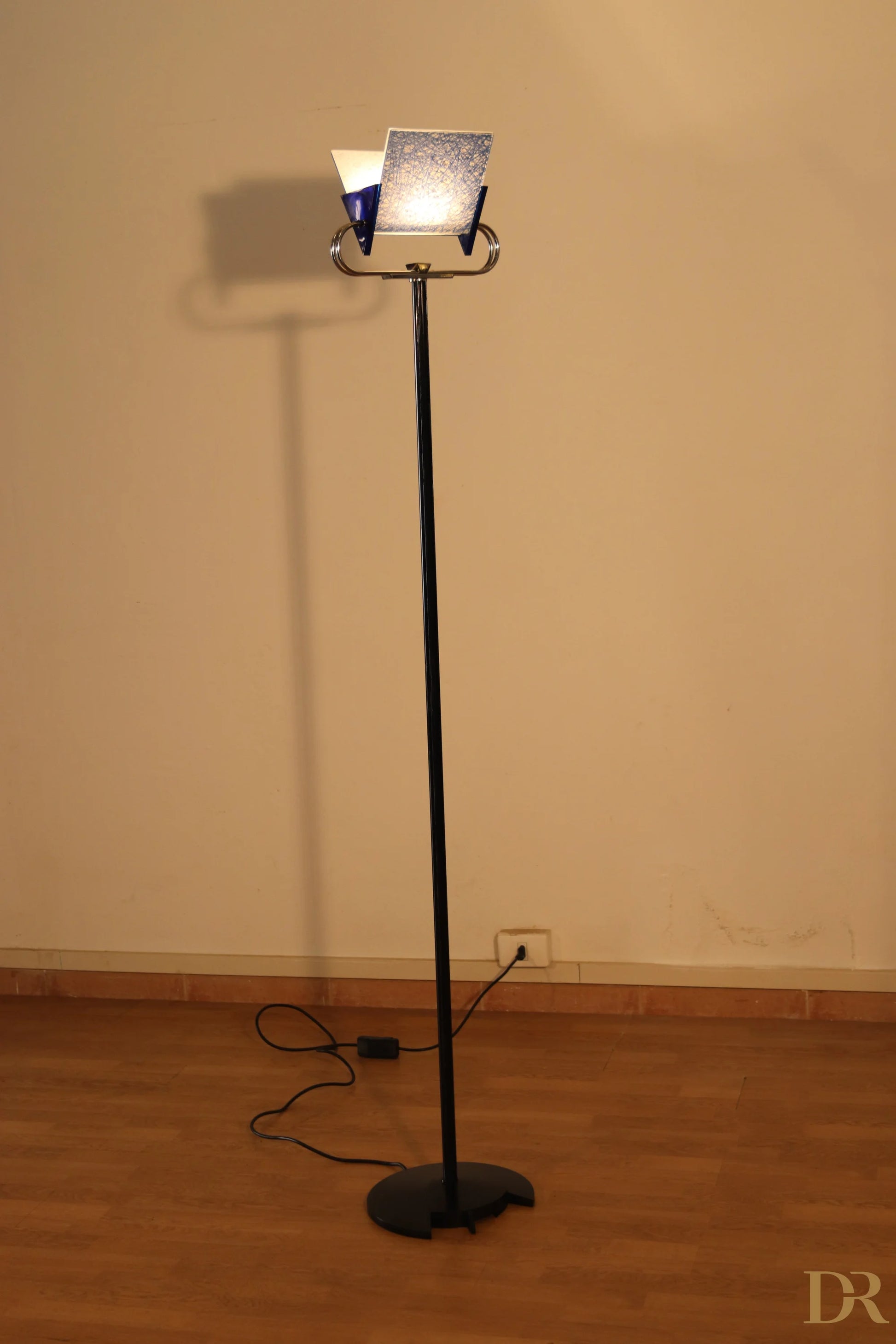Arteluce Triana vintage floor lamp in black metal with rectangular glass shade in Italian postmodern style