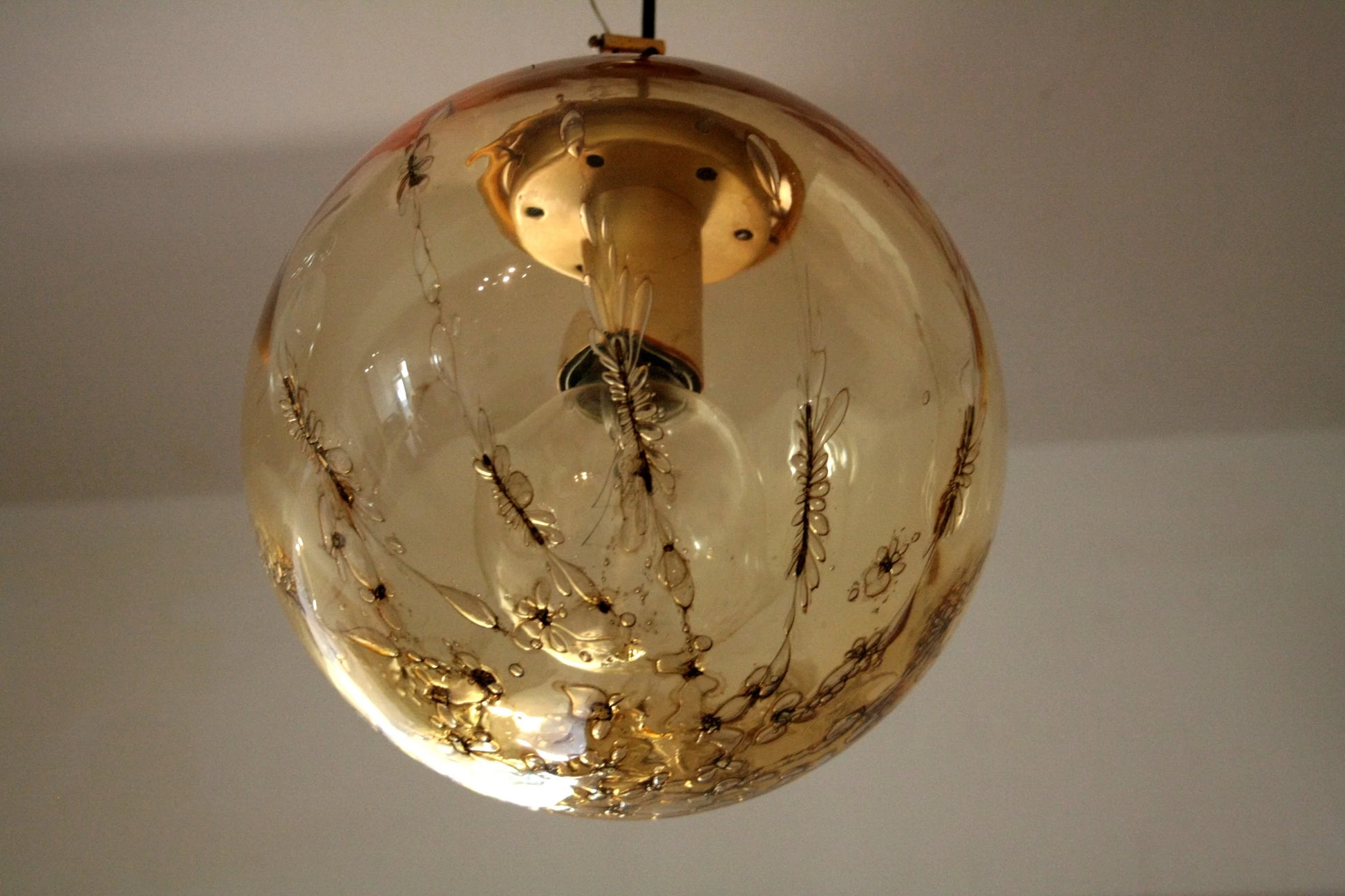Italian design pendant lamp with spherical pendant in amber glass and brass by La Murrina from the 1970s.