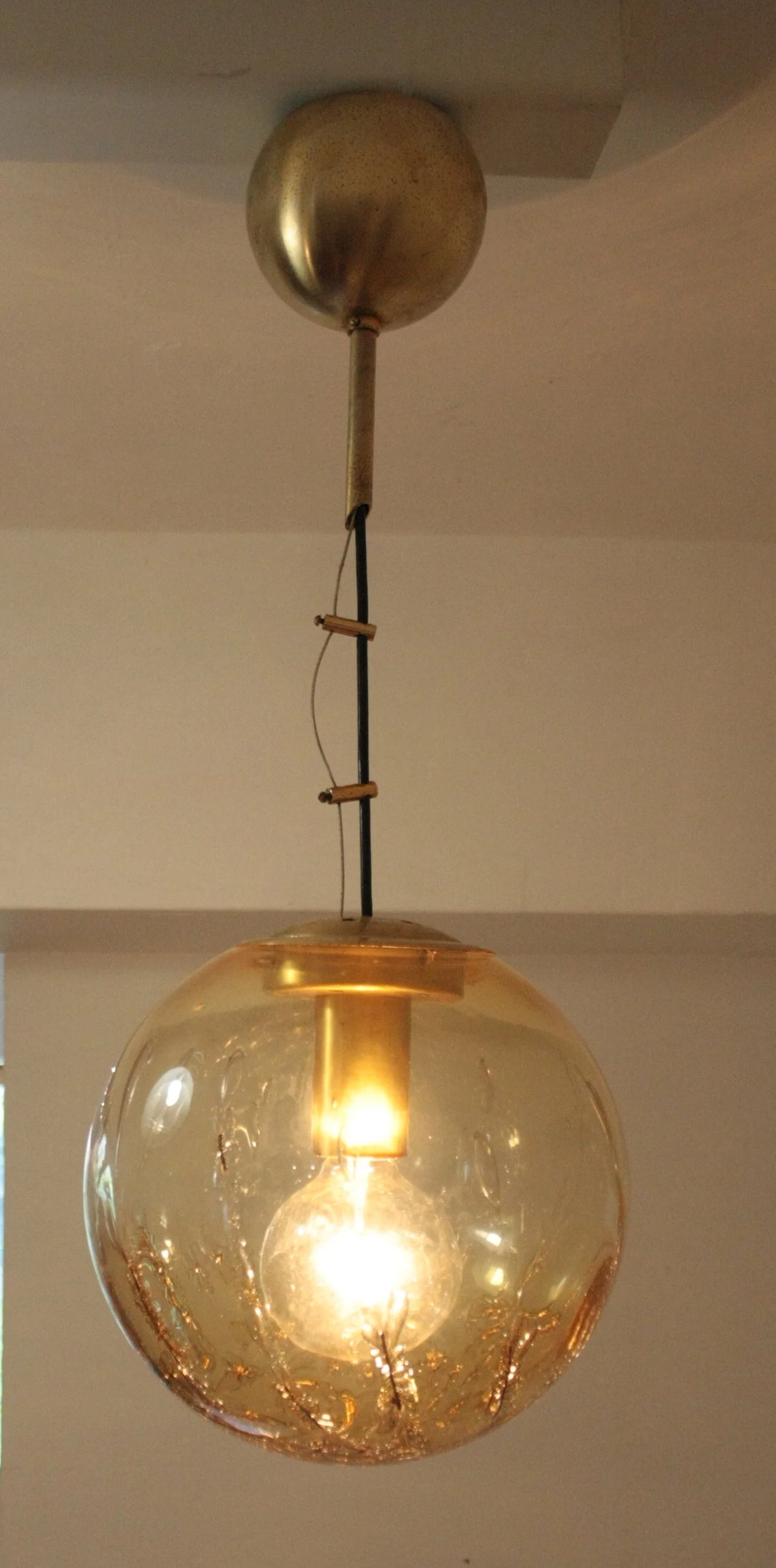 1970s Italian design pendant lamp, spherical glass and brass pendant by La Murrina