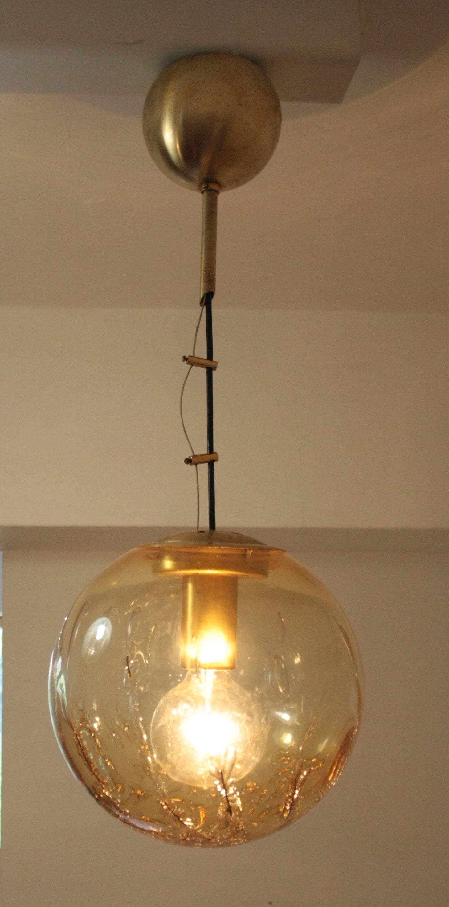 1970s Italian design pendant lamp, spherical glass and brass pendant by La Murrina