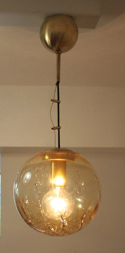 1970s Italian design pendant lamp, spherical glass and brass pendant by La Murrina
