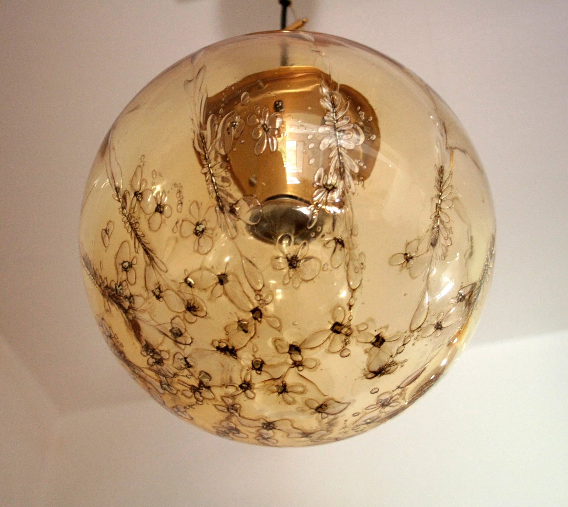 Pendant lamp with spherical pendant in amber glass with floral motif and brass, signed by Italian design from the 70s.