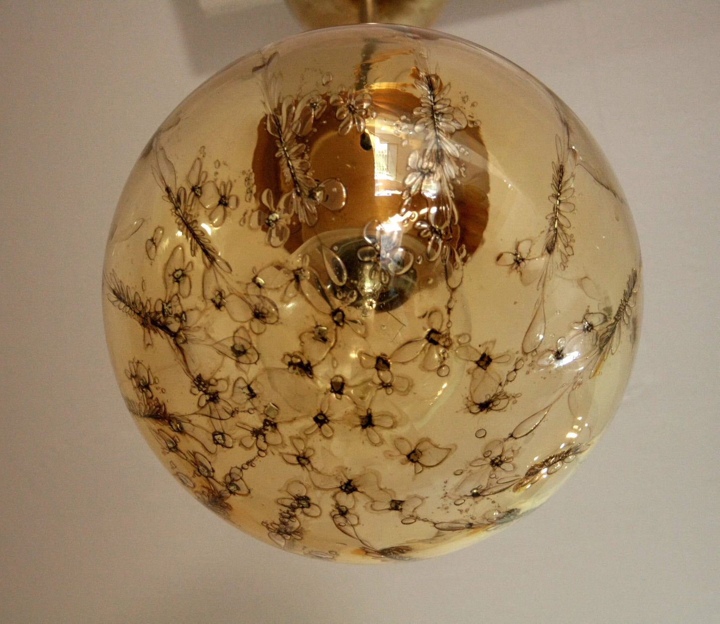 La Murrina pendant lamp, Italian design, with a spherical pendant in gold glass and brass, signed in the 1970s.