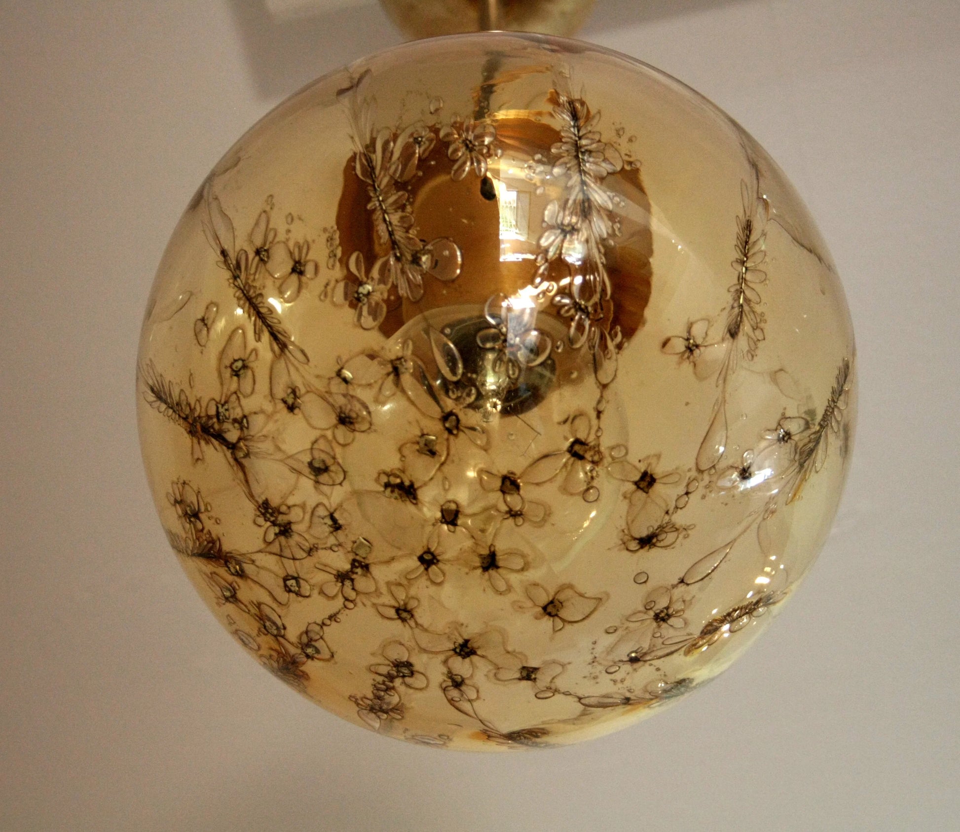 La Murrina pendant lamp, Italian design, with a spherical pendant in gold glass and brass, signed in the 1970s.