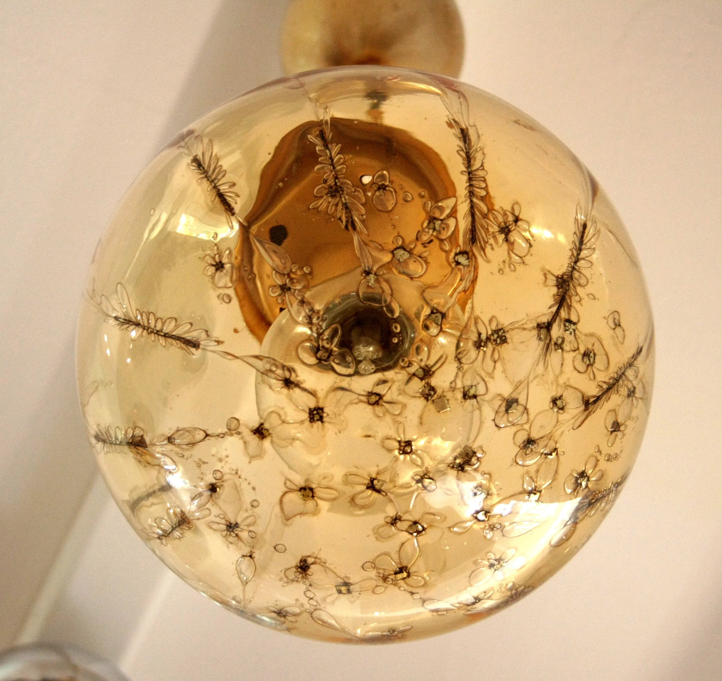 Pendant lamp by La Murrina with spherical pendant in gold glass and brass, signed by Italian design from the 1970s.