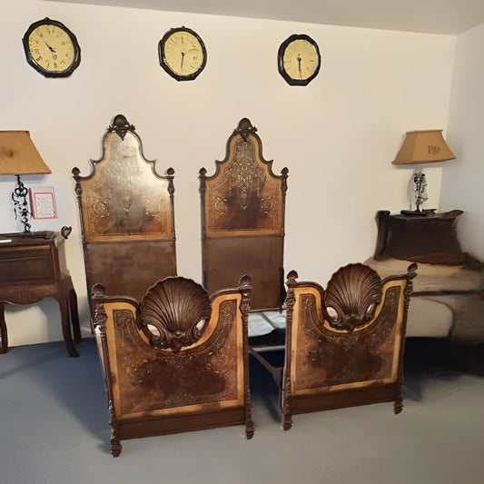 Letto italiano xix secolo in ferro battuto decorato con madreperla e finte venature legno per casa elegante