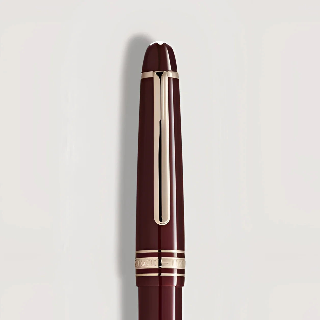 Montblanc stilografica meisterstück bordeaux classique punta m 133014 con distintiva finitura oro e dettagli in argento lucido