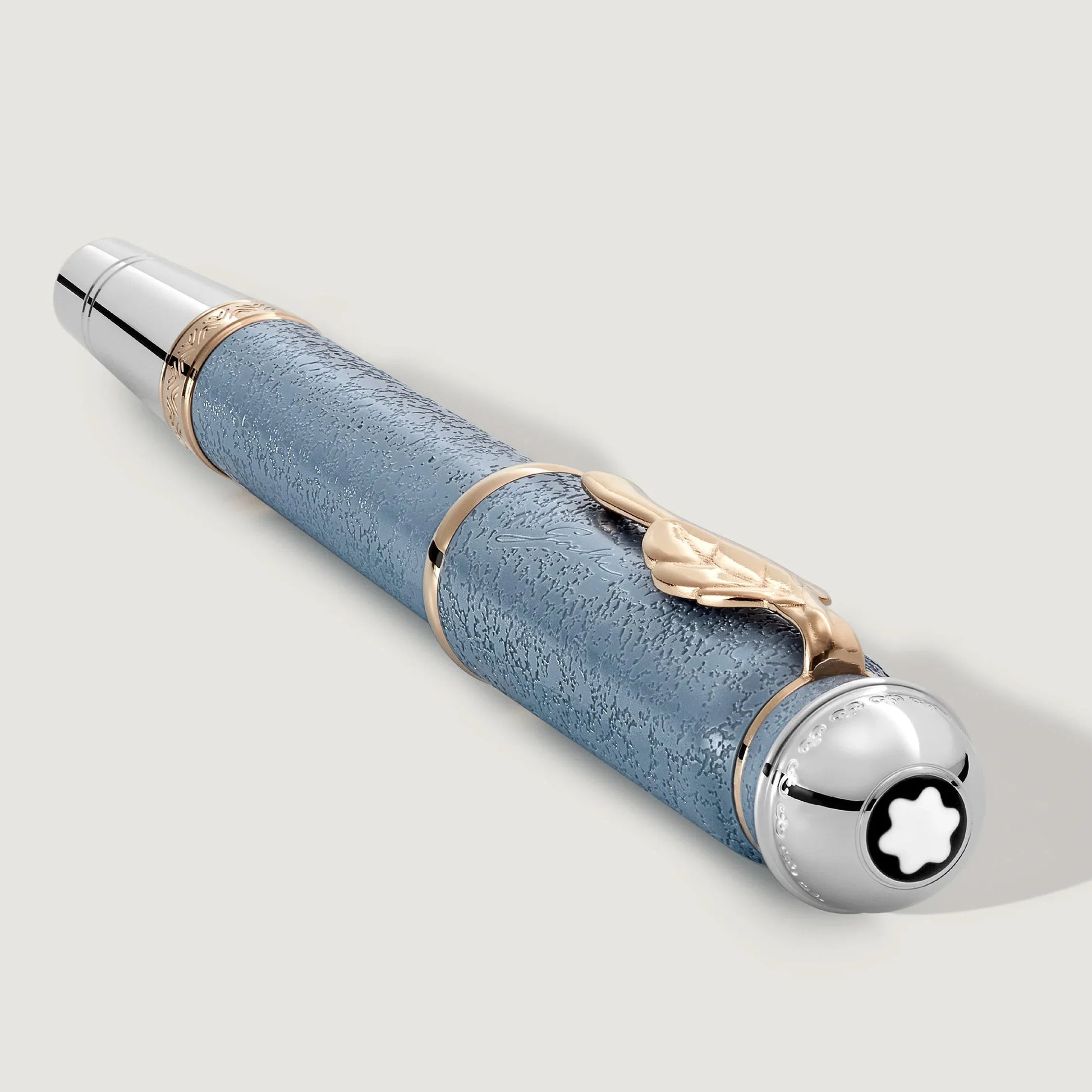 Montblanc stilografica writers edition homage to johann wolfgang von goethe corpo in pelle azzurra e dettagli dorati