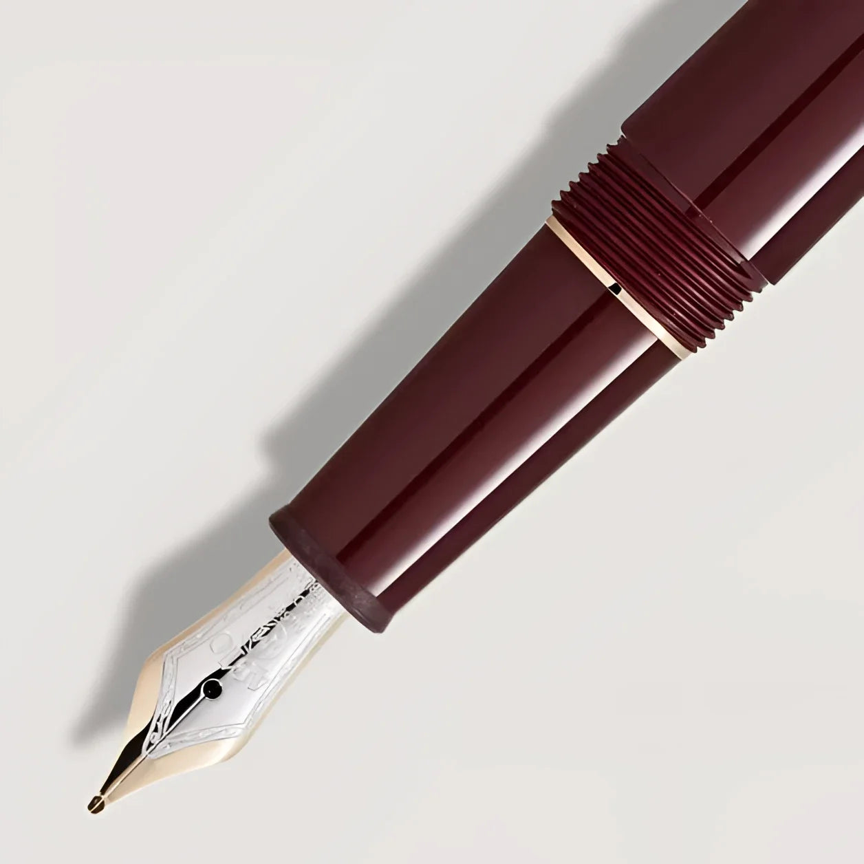 Montblanc stilografica meisterstück bordeaux classica punta m con distintiva finitura oro e incisioni dettagliate