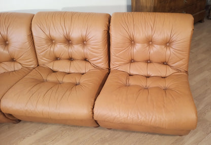 Divano modulare vintage in pelle cognac con poltrona in pelle marrone con dettagli capitonné e bottoni