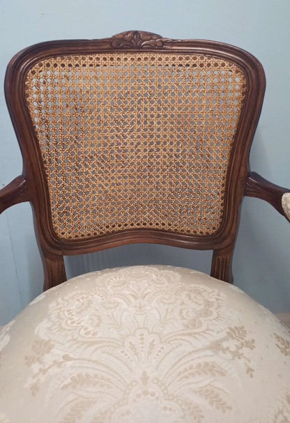 Poltrona a pozzetto in noce vintage restaurata con schienale in paglia di vienna e seduta imbottita elegante