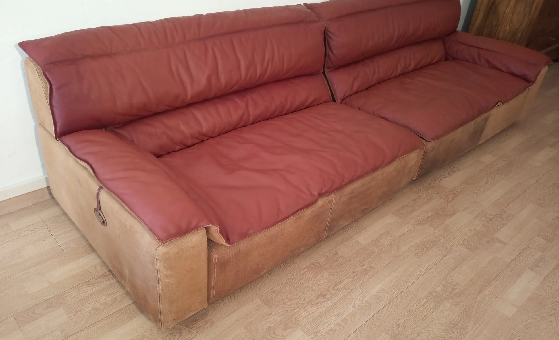 Divano basso divano bogo con cuscini rosa e pannelli in pelle scamosciata color tan vintage di carlo bartoli