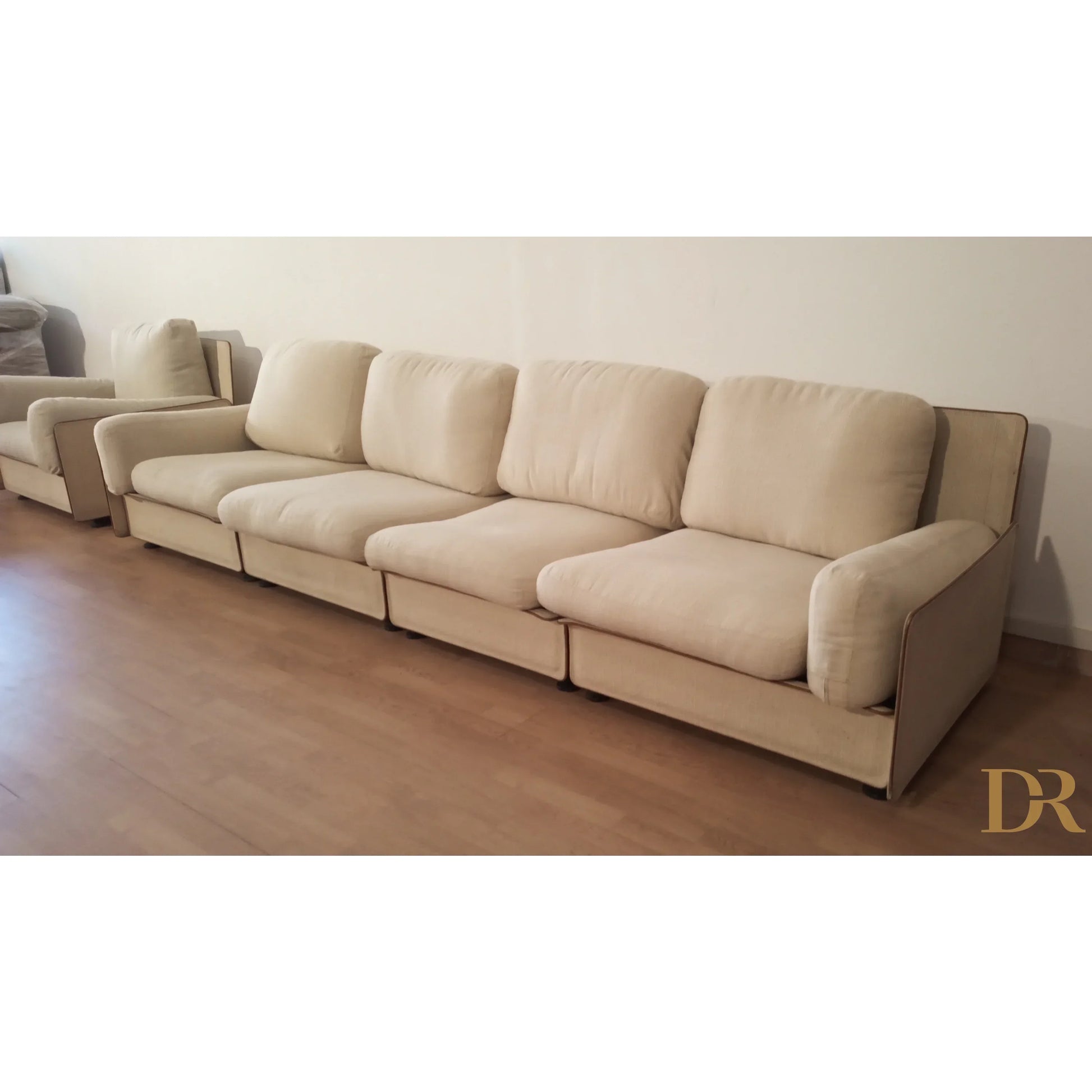 Beige divano modulare modello redifiori di riccardo arbizzoni per zanotta 1978 con braccioli arrotondati e sedute imbottite