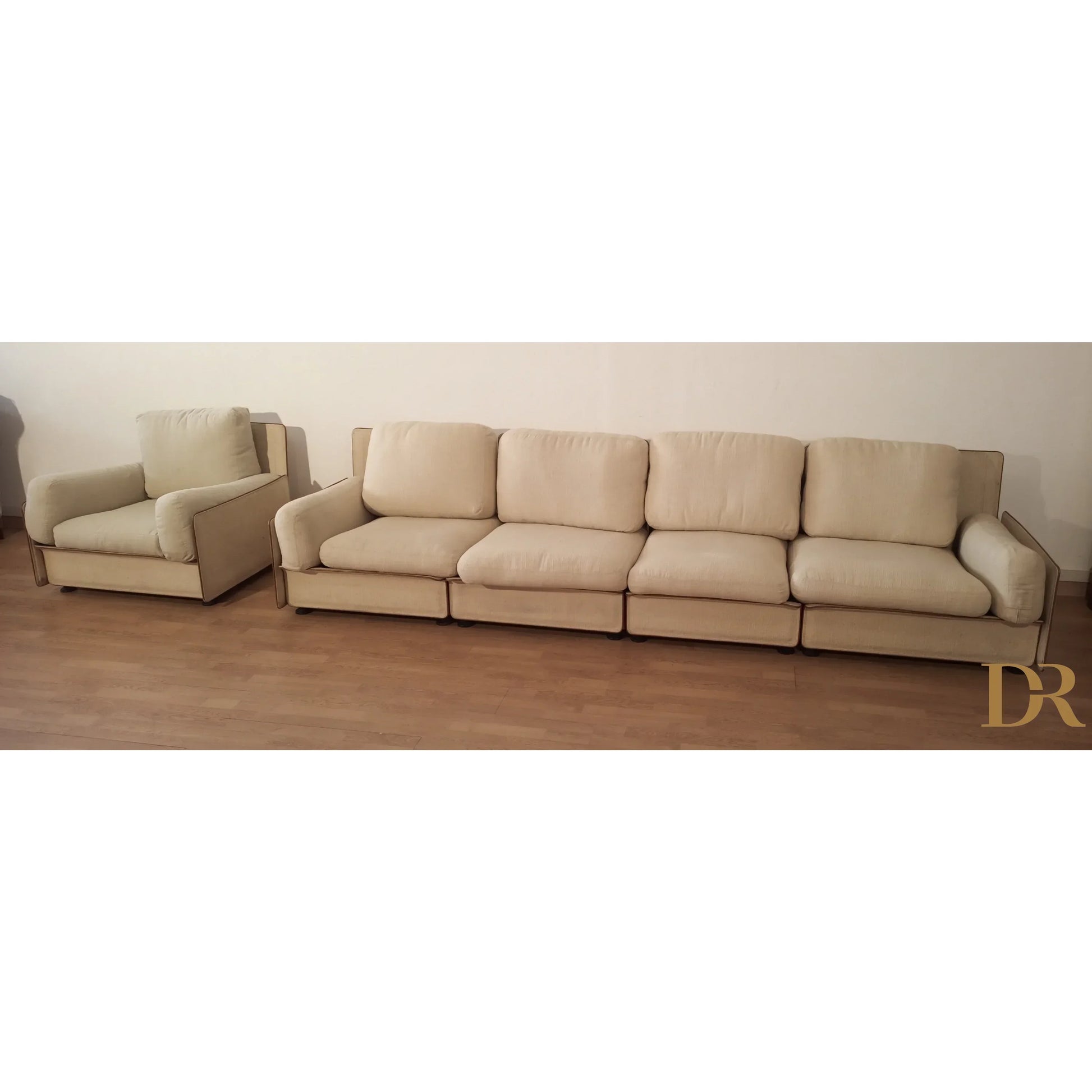 Divano modulare riccardo arbizzoni modello redifiori set con divano beige e poltrona su pavimento in legno