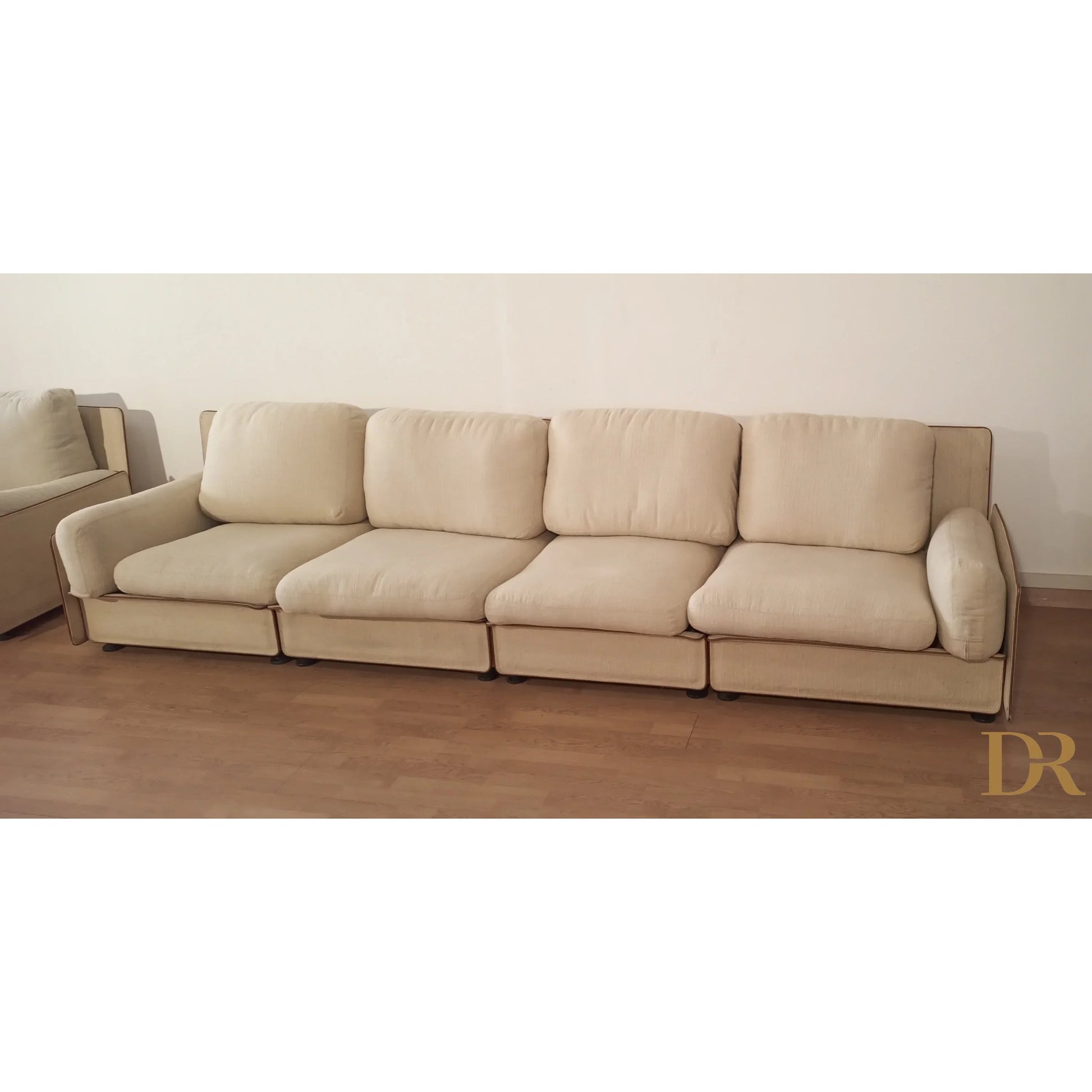Divano modulare modello redifiori di riccardo arbizzoni per zanotta 1978 con struttura beige e sedute imbottite